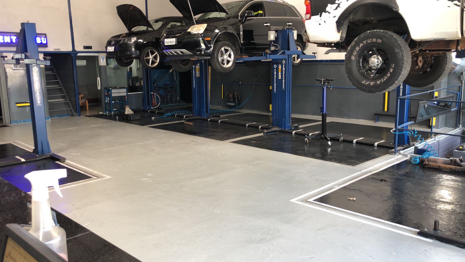 Interior da oficina com elevadores automotivos