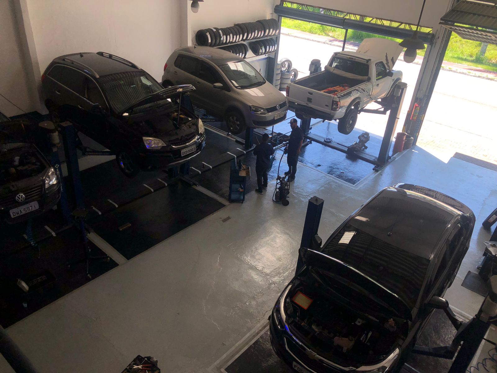 Equipe da Auto Center 4 Rodas trabalhando na oficina